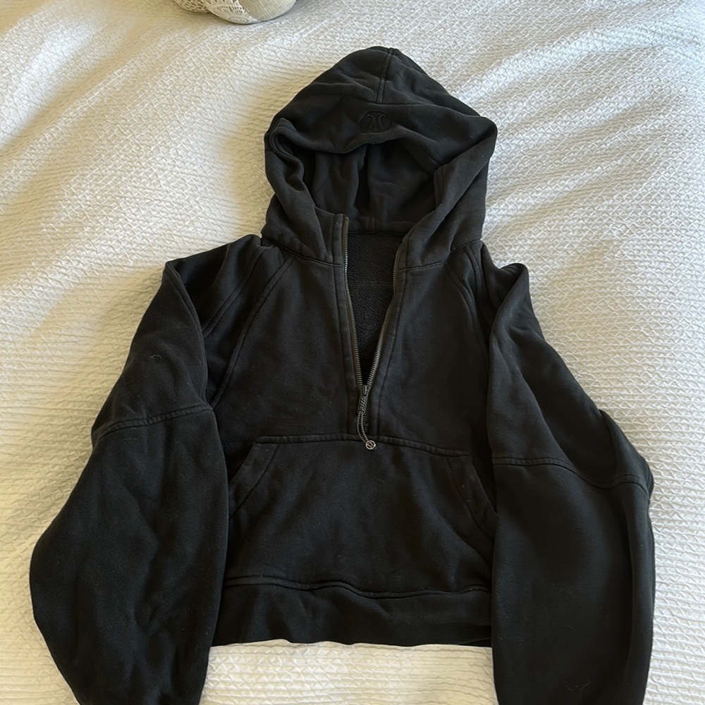 Black Lululemon scuba crop